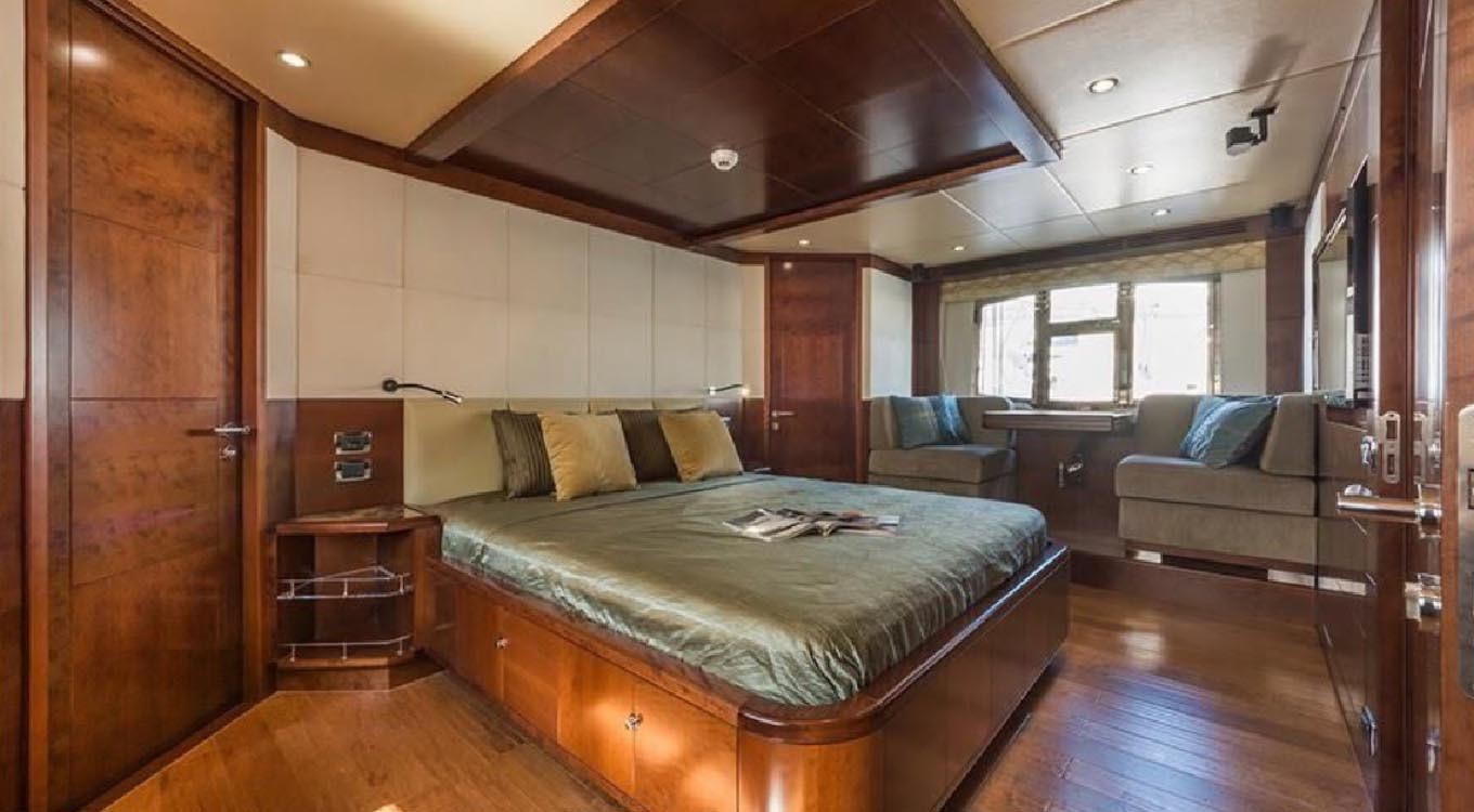 Majesty Yacht 88 ft | Yacht Rental in Dubai